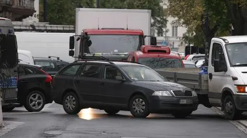 Skoda zablokowała Wiejską.  Kierowca nie zaciągnął hamulca