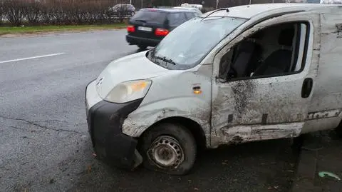 Kolizja na Wisłostradzie. "W szoferce dużo ziemi z pasa zieleni, po którym sunęło auto" 
