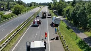 Ciężarówka wjechała w auto drogowców