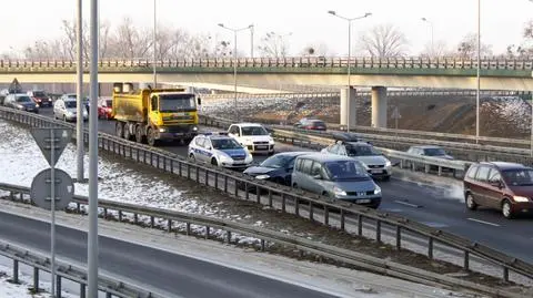 Uderzyła w bariery Zablokowała aleję