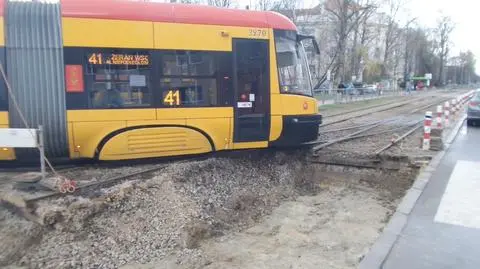 Tramwaj przejeżdża kilka centymetrów od krawędzi wykopu