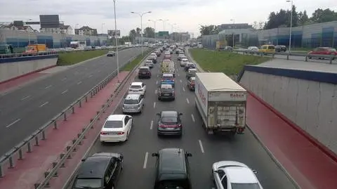 Kolizja w Al. Jerozolimskich. Korek w kierunku centrum