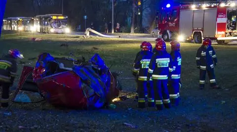 Mazda skosiła betonowy słup i rozpadła się na dwie części