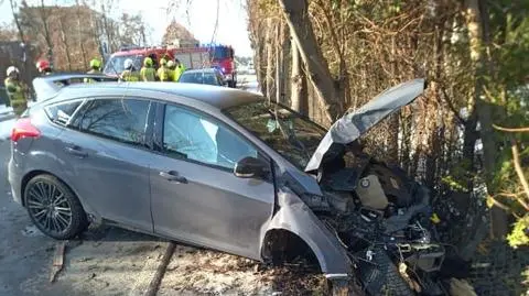 Samochód na ogrodzeniu po zderzeniu. Jedna osoba w szpitalu