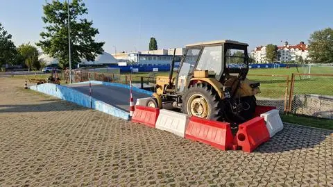 Ciągnik na placu manewrowym i przymusowa wyprowadzka WORD-u z Okęcia