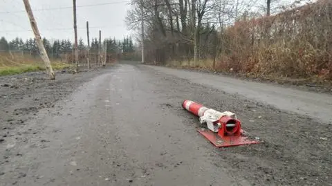 Mogą stracić dojazd do domów. Właściciel ulicy zamontował słupki