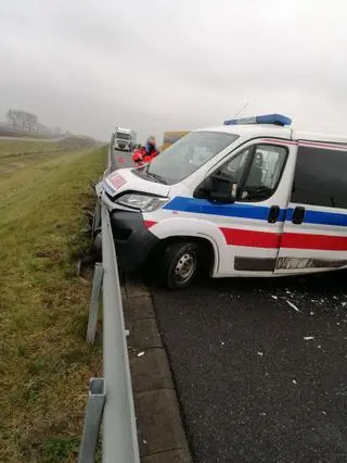 Bus zderzył się z karetką pogotowia