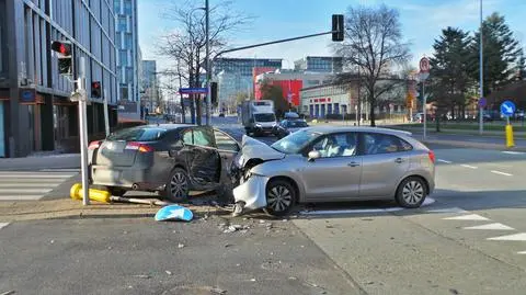 Kolizja na Domaniewskiej. Rozbite auta i ścięty znak