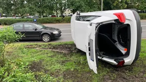 Po kolizji i zderzeniu z latarnią samochód wylądował na boku