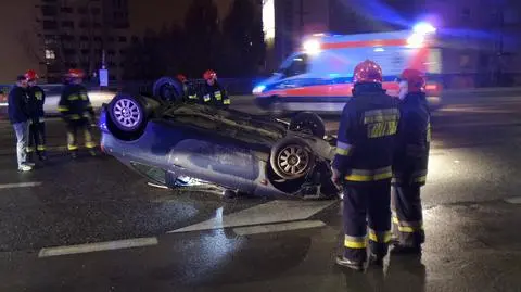 Dachowanie na moście Poniatowskiego. "Przejazd do centrum zablokowany"