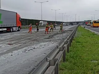 Beton wylał się na jezdnie trasy S8