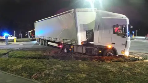 Tir zjechał z drogi i zablokował rondo na Targówku