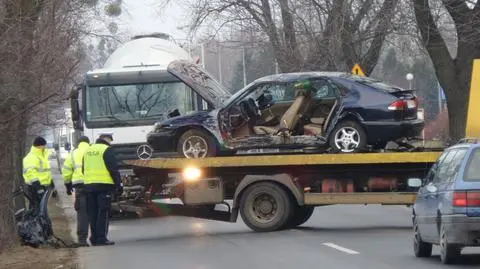 Nocny wypadek na Lazurowej. Nie żyje 18-letni kierowca