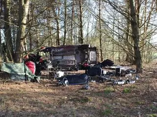 Policjanci w lesie znaleźli skradzioną mazdę