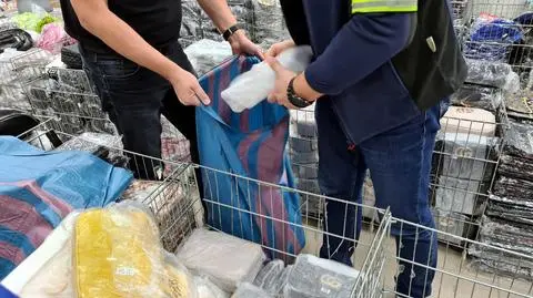 Podróbki torebek w centrum handlowym pod Warszawą. Oryginały byłyby warte trzy miliony