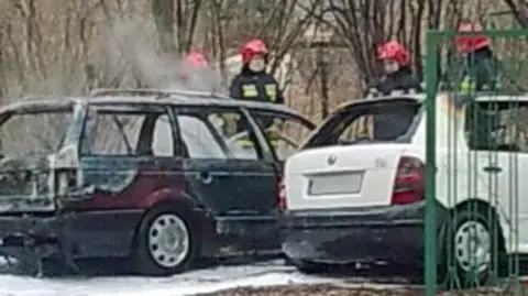 Dwa samochody spłonęły na terenie poczty