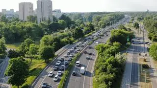 Na Wisłostradzie zapadła się studzienka