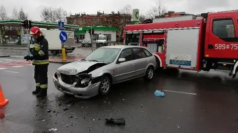 Land rover koziołkował, kierowca wypadł przez okno