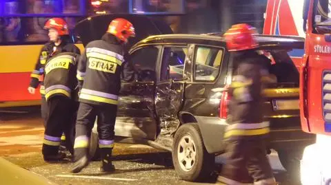 Wypadek na Mokotowie. Rannego kierowcę wyciągali strażacy