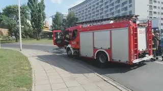 Pożar samochodu obok mostu Poniatowskiego