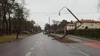 Kierowca mclarena uderzył w latarnię w Otwocku