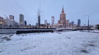 Zaśnieżone chodniki w centrum 