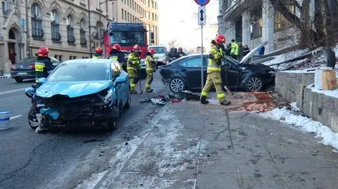 Jedno z aut ścięło latarnię i wpadło na chodnik