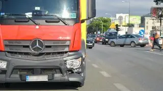 Mercedes wjechał w opla, opel w sygnalizator. Nie działają światła