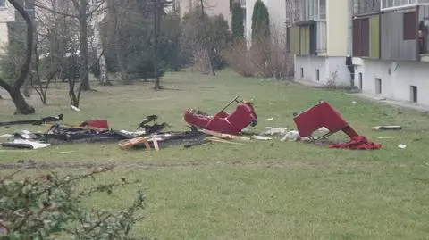 Pożar w mieszkaniu na Bemowie. Ewakuowano całe piętro