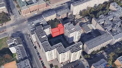 Zwrot w sprawie bloku z dojazdem przez garaż. Inwestor dostał pozwolenie, ale wojewoda je cofnął