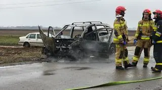 Pożar auta gasiło kilka zastępów straży 