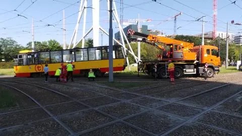 Wykolejony tramwaj zablokował rondo Radosława