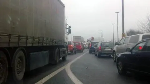 Rondo blokuje kierowców. Paraliż na Toruńskiej 
