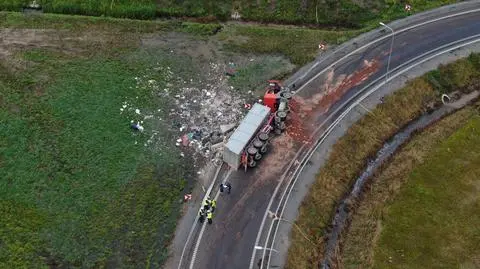 Ciężarówka wywróciła się przy wjeździe na A2. Kierowca nie żyje