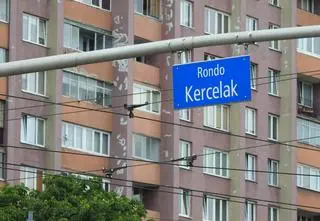 Tu klakson słychać co chwilę. Kierowcy powodują wypadki, piesi muszą biegać, rowerzystom brakuje ścieżki