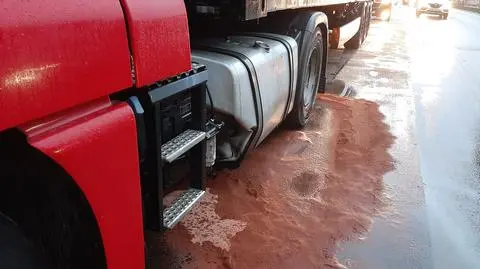 Czerniakowska w korku. Z tira wyciekło paliwo 