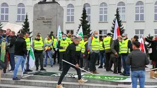 Rolnicy zebrali się na placu Trzech Krzyży