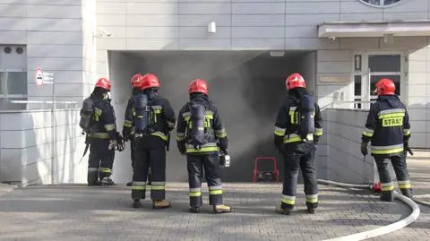 Pożar samochodu na parkingu podziemnym. "Duże zadymienie"