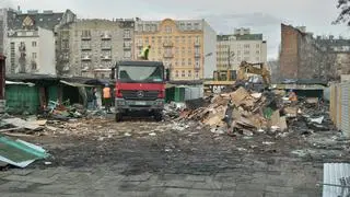 Prace rozbiórkowe na terenie bazaru