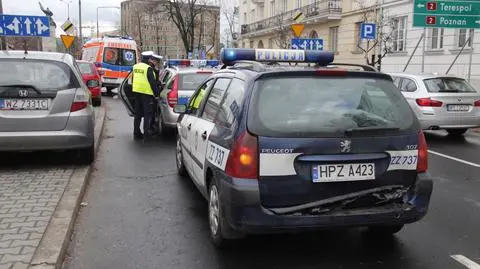 Wjechał w tył radiowozu. Jeden funkcjonariusz ranny