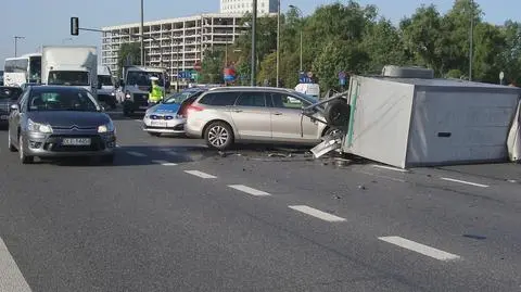 Nie zdążył skręcić w lewo. Citroen uderzył w jego przyczepę