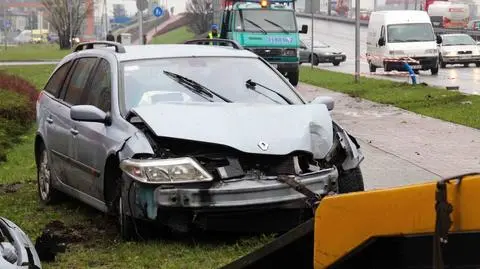 Uderzył w latarnię i zepchnął śmietnik