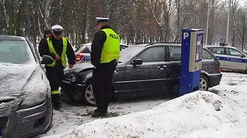 Wpadł w poślizg i uderzył w parkomat