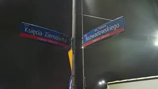 Ciężarówka wypadła z jezdni na rondzie