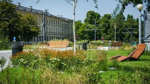 24 drzewa, kilka tysięcy kwiatów, ławki, tarasy i leżaki. Nowy skwer w centrum Warszawy