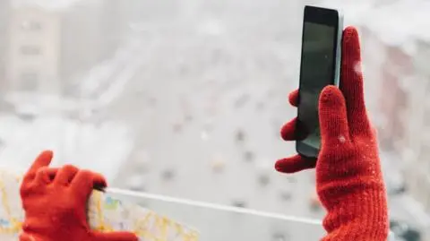 Na dachu loggii, w śniegu. Selfie na czwartym piętrze