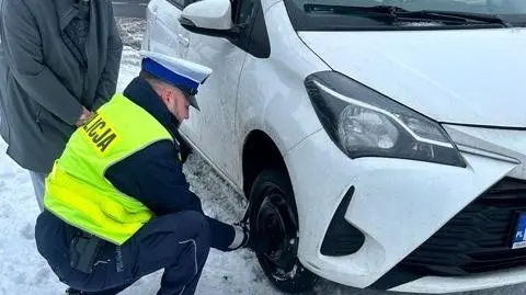 Policjanci pomogloi zmienić koło 