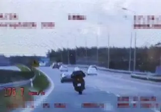 Motocyklista pędził 176 kilometrów na godzinę