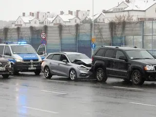 Zderzenie dwóch aut w Alejach Jerozolimskich