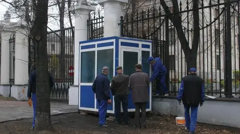 Na miejscu spalonej policyjnej budki stoi już nowa